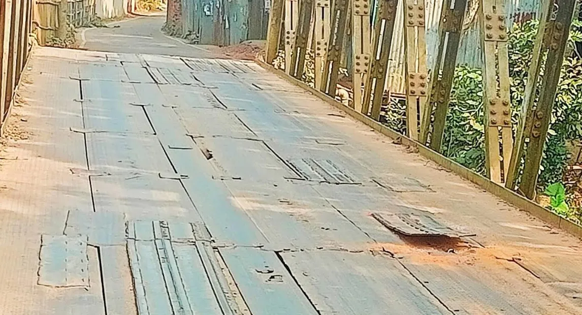 কাউখালী-স্বরূপকাঠি সড়কের বেইলি ব্রিজ এখন মরণফাঁদ